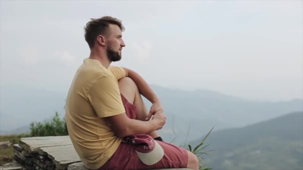 Een schattig jong blank koppel knuffelend, knuffelend op de top van een berg. Goed zicht. Nepal. Landschap. Huwelijksreis. — Stockvideo