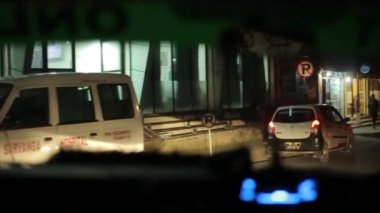 Katmandu, Nepal - 14 Kasım 2019: gece vakti Nepal yolları. Arabadan görüntü. Asya sokakları, yayalar. Katmandu, Nepal.