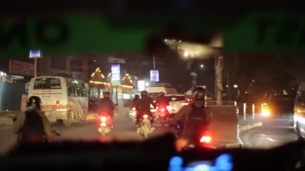 ネパールのカトマンズ- 19 11月2019:ネパールでの夜の車の運転からの眺め。カトマンズの忙しいアジアの通り. — ストック動画