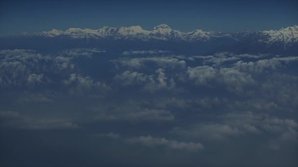Krásný čistý výhled na hory pokrývá mraky shora. — Stock video