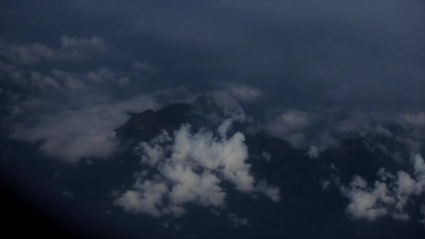 Una vista limpia desde arriba en las montañas y las nubes . — Vídeos de Stock