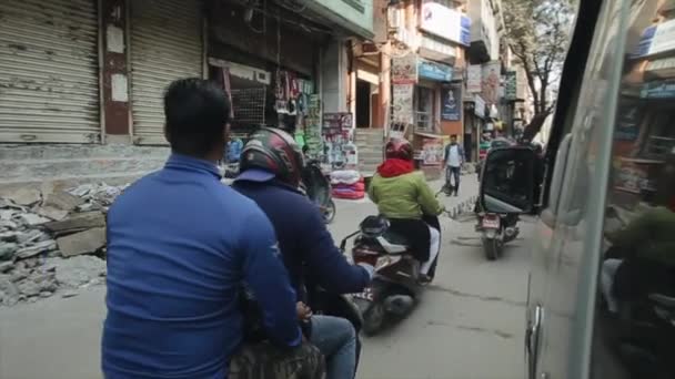 Kathmandu, Nepal - 19. November 2019: Ein Blick auf Motorräder, die durch die engen Straßen von Kathmandu, Nepal, fahren. Ostasien. — Stockvideo