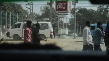 Katmandu, Nepal - 19 Kasım 2019: Nepal yoğun yolu, trafik. Arabadan görüntü. Asya sokakları, yayalar. Katmandu, Nepal.