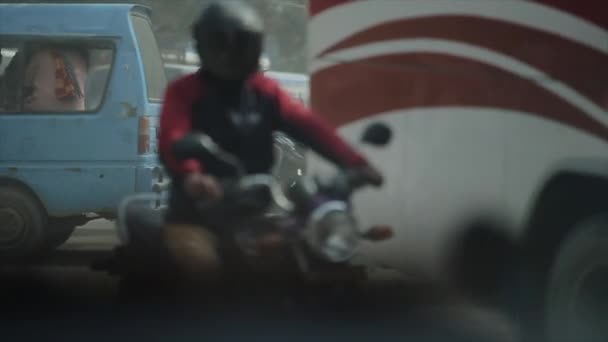 Kathmandu, Nepal - 19 de novembro de 2019: Uma visão de perto sobre a condução de carros, motocicletas, veículos na Ásia, Kathmandu Nepal . — Vídeo de Stock