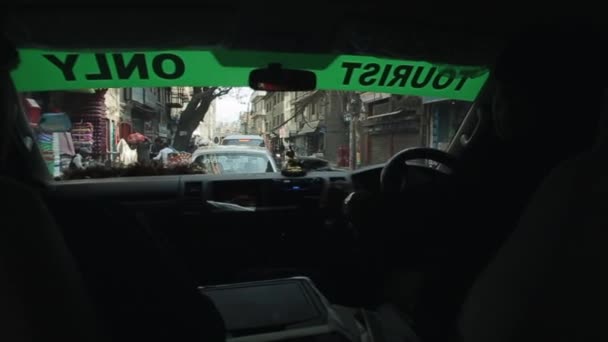 Kathmandu, Nepal - 19 novembre 2019: Una vista da un'auto sul traffico nepalese a Kathmandu. Strade trafficate, centro città . — Video Stock