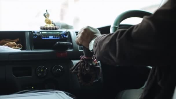 東アジアネパール、カトマンズのタクシードライバーの手に近いビュー。仏像. — ストック動画