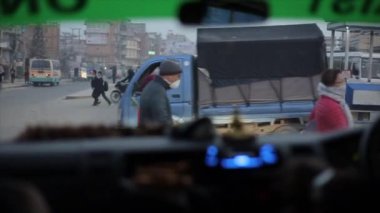 Katmandu, Nepal - 19 Kasım 2019: Nepal Katmandu 'da insanların karşıya geçmesini bekleyen bir araba. Sürücü koltuğundan görüntüle.