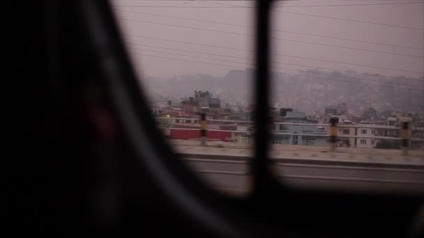 尼泊尔加德满都- 2019年11月19日：从尼泊尔街道上的一辆移动的汽车看到尼泊尔的房屋。平静的生活. — 图库视频影像