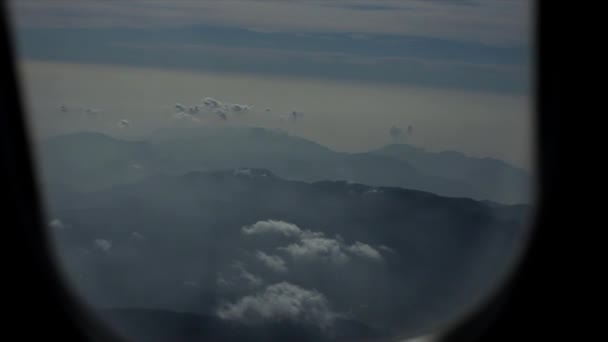 Wolken en lucht gezien door het raam van een vliegtuig. Boven Alpenbergen. — Stockvideo