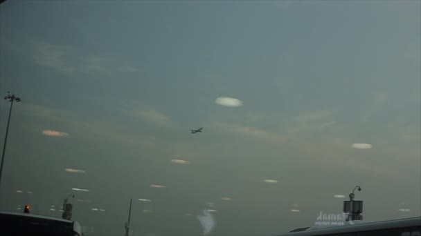 Un avion volant à l'aéroport. Lever de soleil . — Video