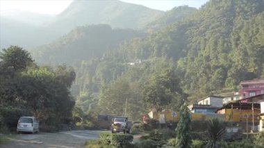 Katmandu, Nepal - 14 Kasım 2019: Yeşil dağların manzaralı Nepal otoparkı. Otobüsler, geçen arabalar. Millet, turistler dinleniyor..