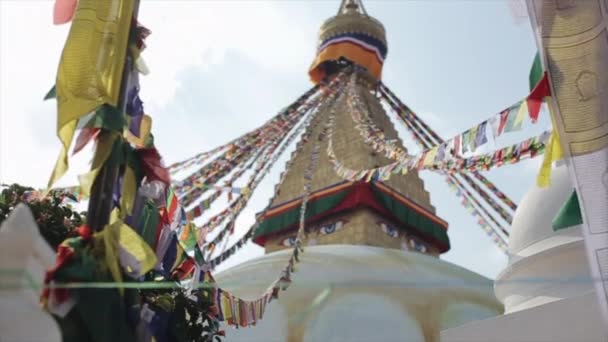 Una vista ravvicinata di un tempio delle scimmie nepalesi, swayambhunath stupa. Nepal Kathmandu. Bandiere di preghiera. Vista dal basso . — Video Stock