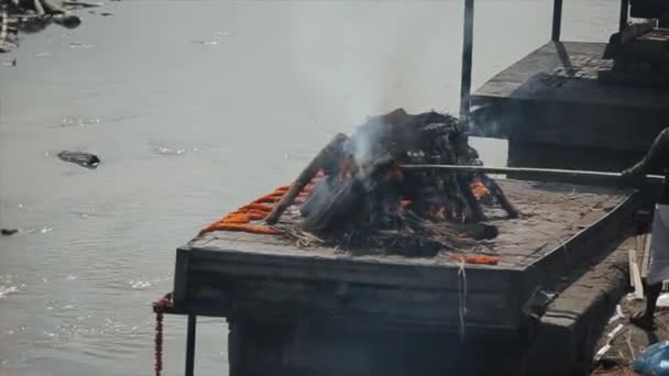 Kathmandu, Nepal - 14 November 2019: A death corpse burning, Pashupatinath Temple Cremations On The Bagmati River. Kathmandu, Nepal. — Stockvideo