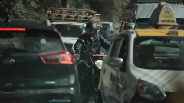 Kathmandu, Nepal - 19 de novembro de 2019: estrada movimentada nepalesa, tráfego. Vista de um carro. Ruas asiáticas, peões. Katmandu, Nepal . — Vídeo de Stock