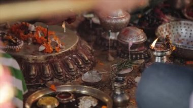 Nepal 'li bir adam dilek için mum ve tütsü yakıyor. Nepal pazarı. Bekleyen bir kadın. Katmandu, Nepal.