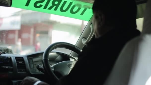 네 팔의 카트 만 두 - 2019 년 11 월 19 일: 카트만두의 네 팔 에서 택시 운전사 손을 가까이 서 볼 수있다. 불상. — 비디오