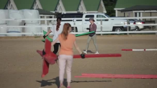 민스크, 벨라루스 - 2019 년 7 월 19 일: 젊은이가 말 목장에서 장비를 운반. 뒷모습 — 비디오