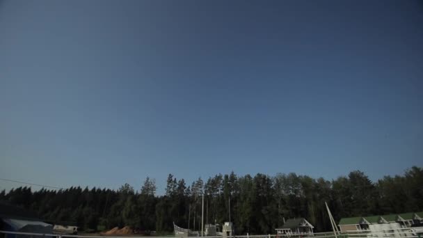 Minsk, Bielorussia - 19 luglio 2019: Preparazione del sito per le competizioni equestri in un ranch di cavalli. Vista dall'alto verso il basso — Video Stock