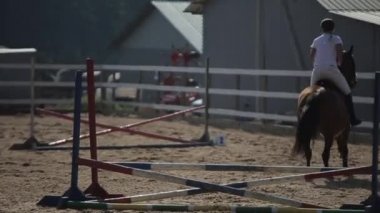 Minsk, Belarus - 19 Temmuz 2019: Binicilik yarışmalarında birkaç engeli aşan bir atın yakın çekimi. Ön görünüm