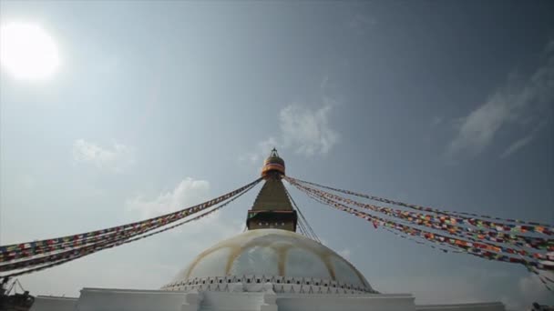 하얀 네 팔레 신전 , stupa. 사람들은 성전으로 올라가는 계단을 걷습니다. 밝은 하늘. 써니 데이. 네 팔 카트만두. — 비디오
