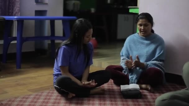 Kathmandu, Nepal - 14 novembre 2019: Belle ragazze asiatiche indiane nepalesi sedute in cerchio sul pavimento a cantare, applaudire e sorridere. Vestiti caldi casual. Povertà . — Video Stock
