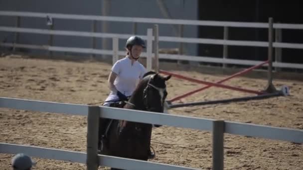 Minsk, Belarus - 19 juli 2019: Close-up van een galopperend paard met een jockey girl in het zadel in paardensportwedstrijden — Stockvideo
