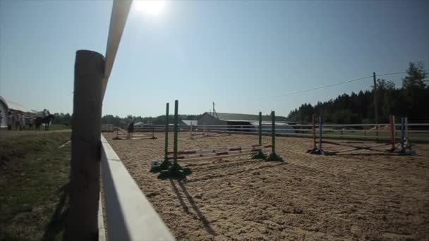 Minsk, Bielorrusia - 19 de julio de 2019: Salto de caballo sobre la barrera contra el cielo azul y el sol en las competiciones ecuestres — Vídeo de stock