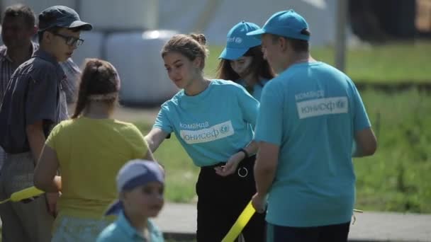 Minsk, Bělorusko - 19. července 2019: Detailní záběr dobrovolníků UNICEF na dětském večírku — Stock video