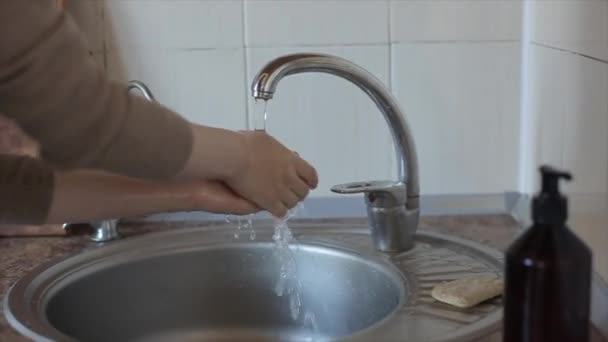 Beyaz genç kadın ellerini tamamen suyla yıkıyor. Yakın plan. — Stok video