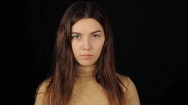 Kafkas bir kadın doktor kameraya bakıyor ve iki Coronavirus COVID-19 modelini işaret ediyor. Karanlık arka plan. İzole edilmiş. Eller yukarı. Bulanık görüntü