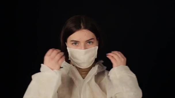 Transformace dívky. Kráska si sundá ochranný lékařský oblek a podívá se do kamery. — Stock video