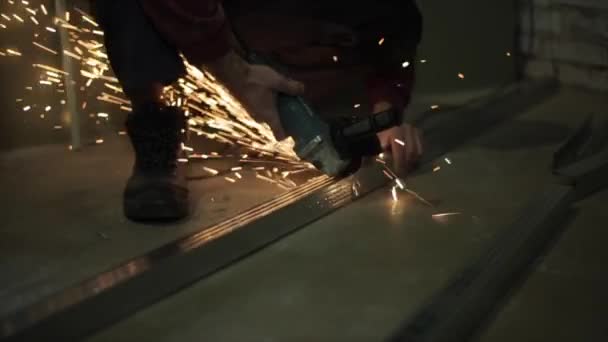 Metal sawing slow motion. Builder — Stock Video