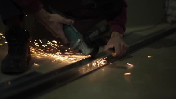 Le mani maschili tagliano il metallo. scintille d'oro. Al rallentatore. Da vicino. — Video Stock