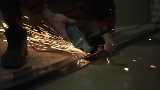 Male hands cuts metal. golden sparks. Slow motion — Stock Video