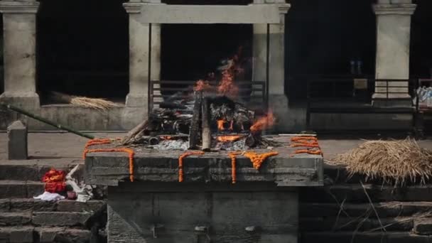 Katmandu, Nepal - 14 november 2019: Hinduisk kremeringsceremoni i Katmandu, Nepal. Brännande kropp, lik i lågor nära ett tempel. — Stockvideo