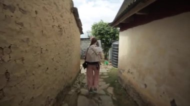 Katmandu, Nepal - 19 Kasım 2019: Kafkasyalı turistler, Nepal, Nepal 'de yürüyüş yapan sırt çantalı gezginler. Arka arkaplan.