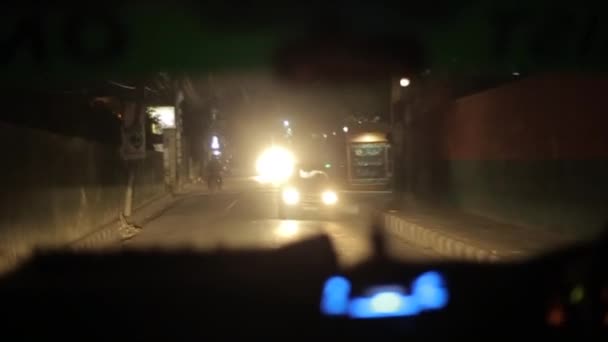 Kathmandu, Nepál - 14. listopadu 2019: Noční nepaleské silnice. Pohled z auta. Asijské ulice, chodci. Kathmandu, Nepál. — Stock video