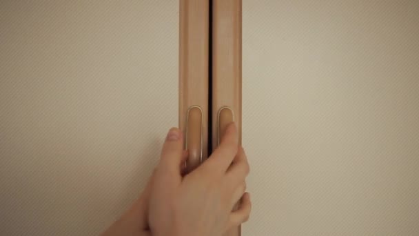 Flickan tar glasburkar med krossgryn från en hylla i köksskåpet för matlagning. Närbild — Stockvideo