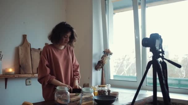 부엌에서 한 아름다운 소녀 블로거 가자신의 블로그를 위해 건강 한 음식을 준비하는 과정을 촬영한다. — 비디오
