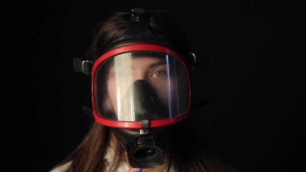 Girl in red full face mask respirator looks around. Coronavirus. COVID - 19 — Stock Video