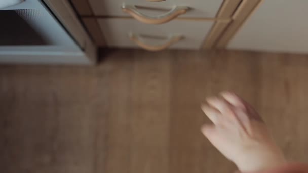 Une jeune fille pour choisir des épices dans des bocaux en verre dans le tiroir de la table de cuisine. Gros plan — Video