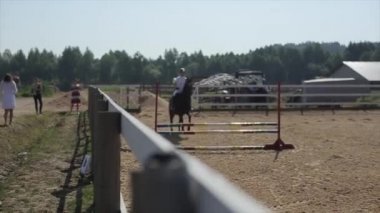 Minsk, Belarus - 19 Temmuz 2019: Binicilik yarışmalarında binici bir kızla birlikte birkaç engeli aşan bir at. Yakın plan.