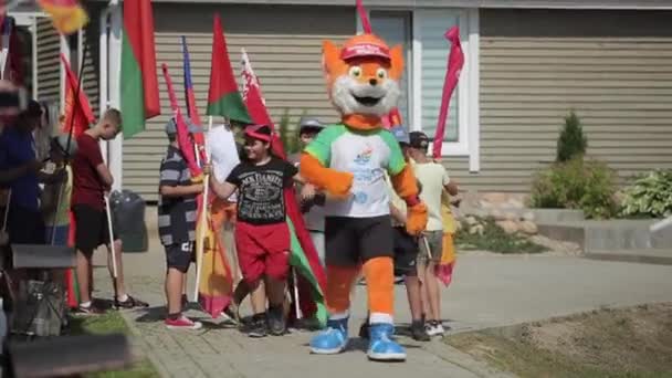 Minsk, Belarus - 19 Temmuz 2019: Maskot tilki Lesik 2. Avrupa Oyunları 'nda seyircileri neşeyle karşıladı — Stok video