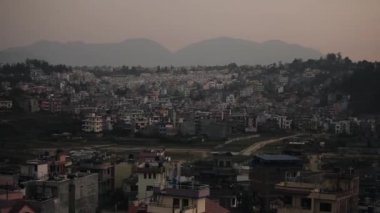 Gün batımında, gün doğumunda dağlarda uçan bir kartal ve kuş. Kuş silueti. Nepal doğa manzarası. Dağlar.