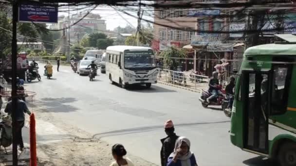 Kathmandu, Nepal - 23 november 2019: Zicht van bovenaf op nepalese drukke straat, vervoer, wandelaars. — Stockvideo