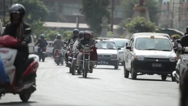 Kathmandu, Nepal - 23 November 2019: A close view on a chaotic asiatic street. Traffic jam. Capital, Kathmandu, Nepal. A lot of motorcycles, mopeds and cars. — Stock Video