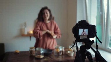 Blog blogunda yemek hakkında konuşan blogcu bir kızın bulanık görüntüsü.