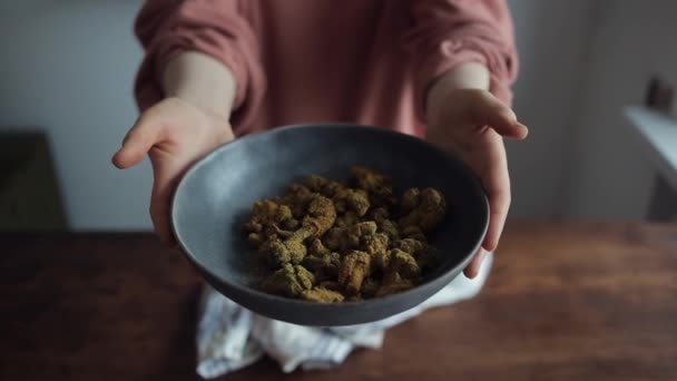 Hermosa joven feliz chica muestra un plato cocinado con brócoli sonriendo — Vídeos de Stock