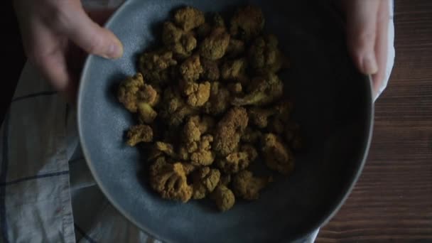 Detail-up mladá dívka ukazuje její vařené jídlo z pečené brokolice s kořením — Stock video