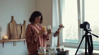 Mutfakta güzel bir blog yazarı blogu için sağlıklı yemek hazırlama sürecini çekiyor.